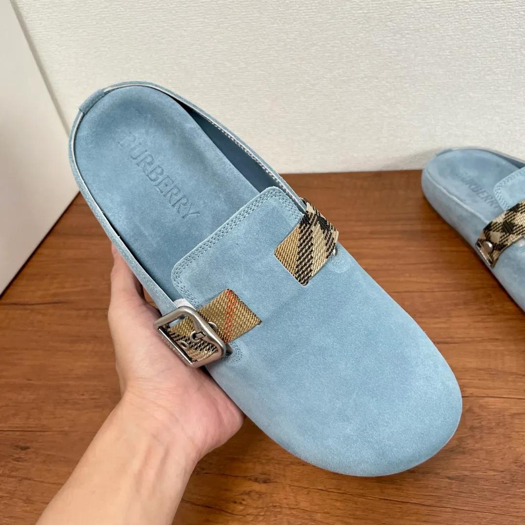 Men's Men's Shoes 💰340【New Style】🐝🐝Burberry New Burberry - Men's Checked Leather Urchin Half-Flop Sandal Made of soft suede cowhide and calfskin, these half-flop sandals feature an adjustable B-shaped buckle strap and are decorated with the signature sand-colored Burberry check in jacquard worsted. The upper wraps around the midsole and is paired with a sole made of the same upper material with an embossed logo on the heel and a wavy rubber outsole embellished with the Burberry lettering. Fashionable and casual! Comes with full set of original packaging dust bag! Code number: 39-40-41-42-43-44 standard code (38/45 can be customized and returns and exchanges are not supported)